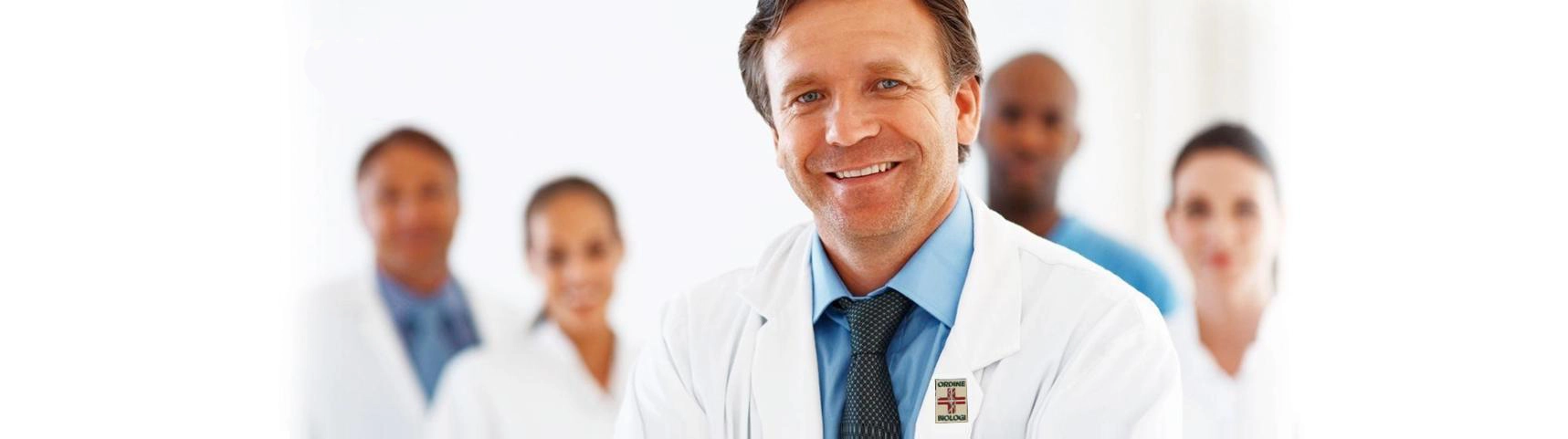 il volto sorridente di un biologo nutrizionista